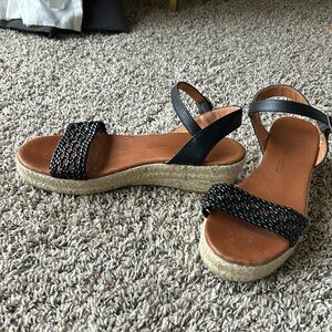 Very reliable, cute, new, platform sandals